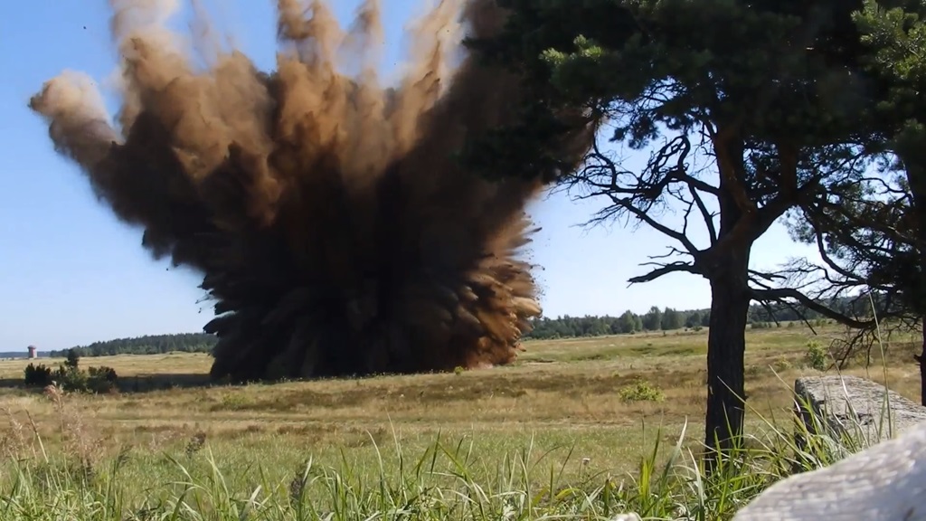 Na poligonie w Orzyszu saperzy zdetonowali półtonową bombę [wideo]