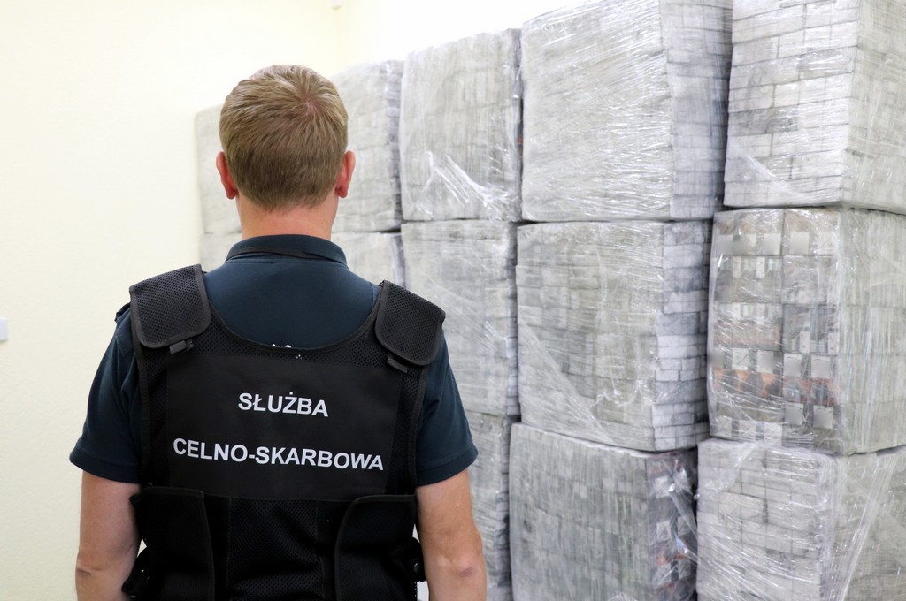 POSG i KAS ujawniły przemyt papierosów w ładunku węgla drzewnego