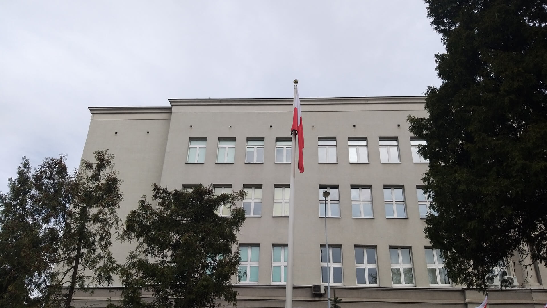 Były kameralne uroczystości z udziałem samorządowców - tak w Białymstoku wyglądają oficjalne obchody Dnia Flagi