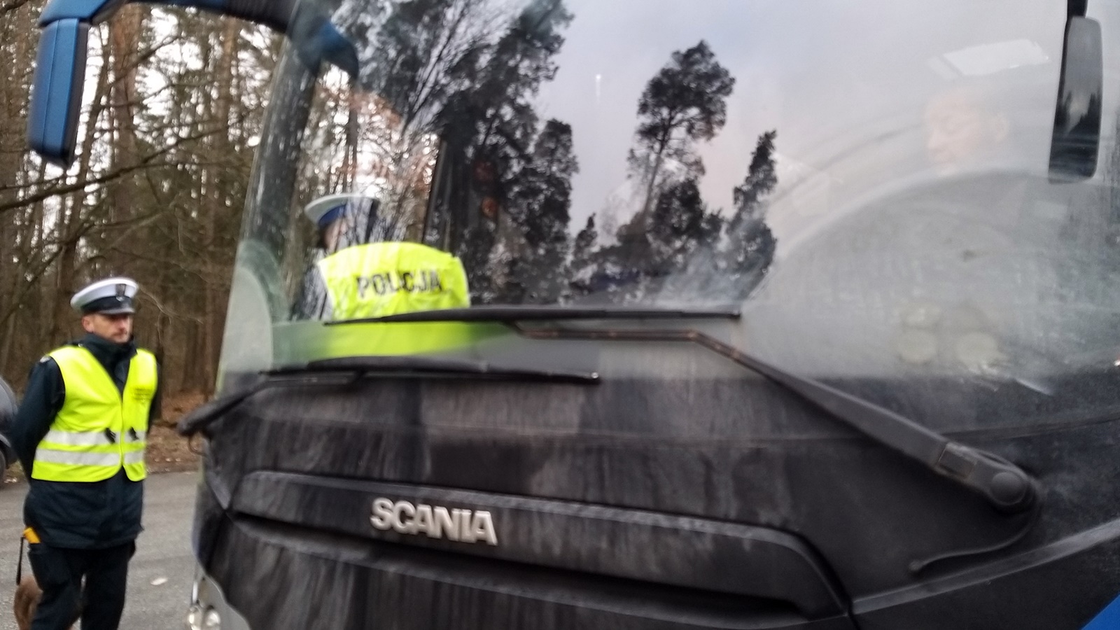 Policjanci dbają o bezpieczeństwo dzieci wyjeżdżających na zimowiska