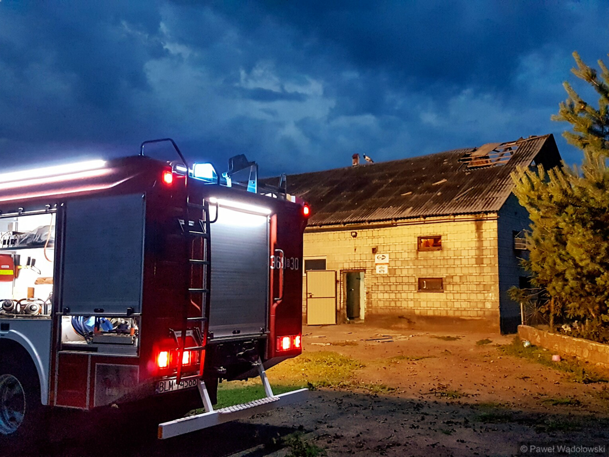 Drzewa na drogach, zniszczone budynki i gospodarstwa bez prądu po nocnej wichurze w Podlaskiem
