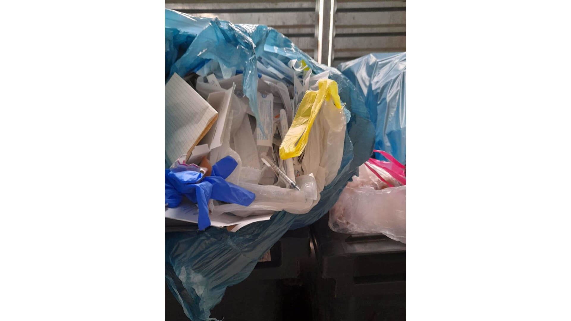 Strażnicy miejscy wyjaśniają, skąd pochodzą odpady medyczne w śmietniku przy ul. Kombatantów