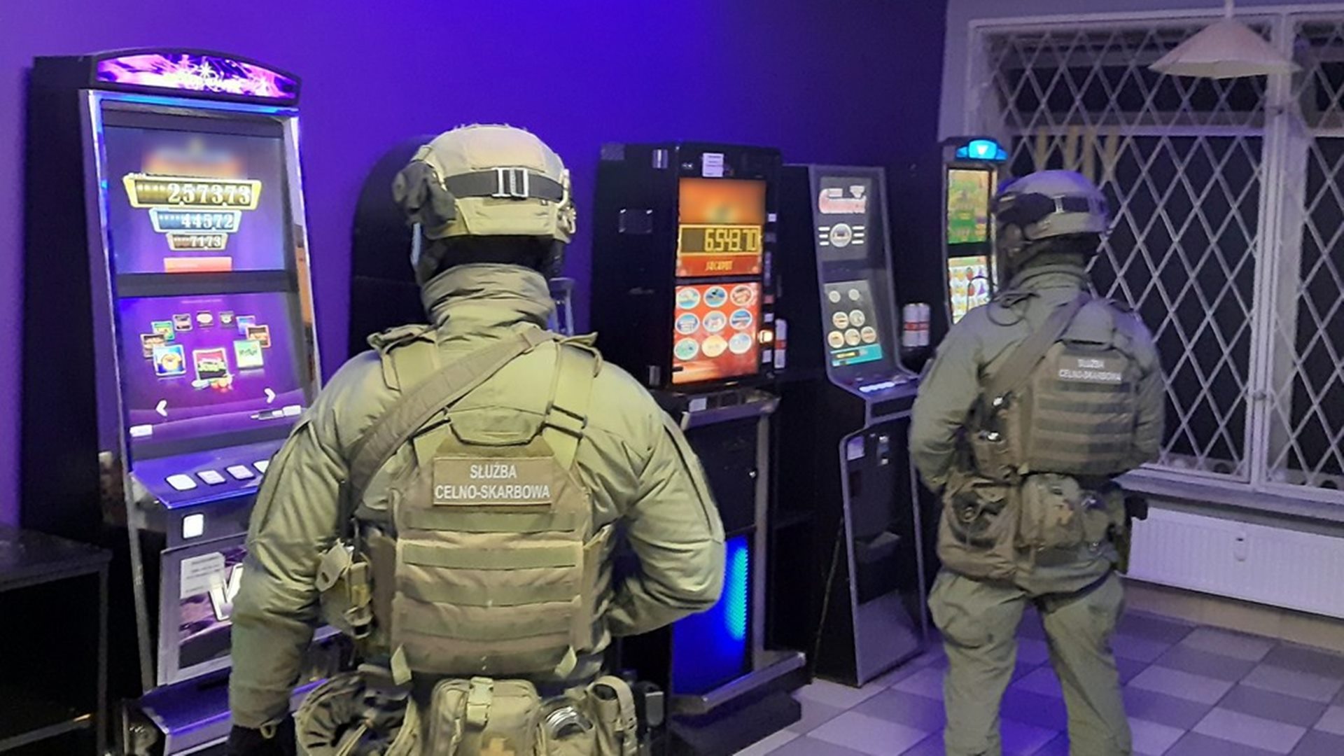 Funkcjonariusze KAS zlikwidowali w Łomży nielegalny salon gier hazardowych - zabezpieczyli 6 automatów