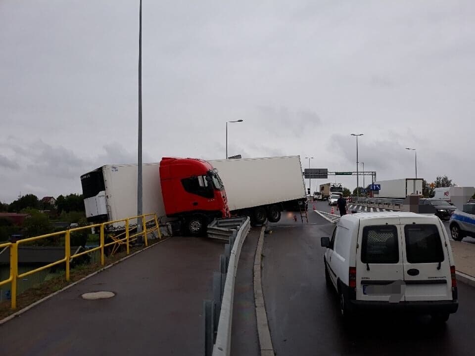 Na ul. Kleeberga w Białymstoku TIR wypadł z jezdni i zawisł na wiadukcie