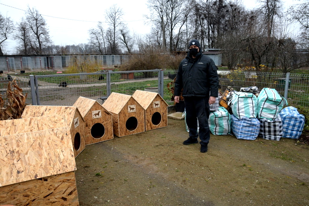 Pracownicy Zakładu Karnego w Czerwonym Borze wsparli schronisko w Łomży