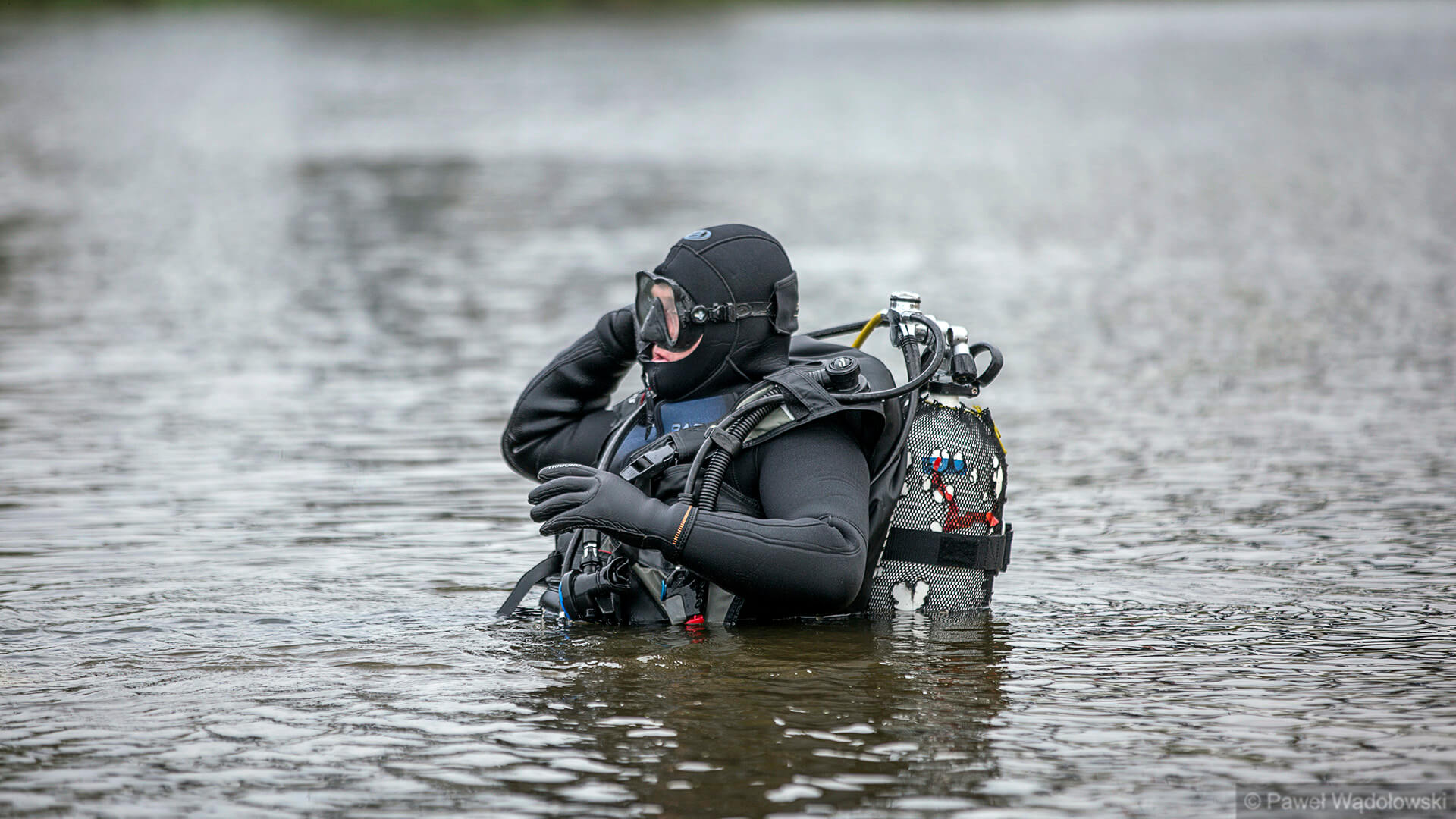 Nurkowie szukają barki wojskowej z XVIII wieku koło starych mostów na Narwi w Łomży