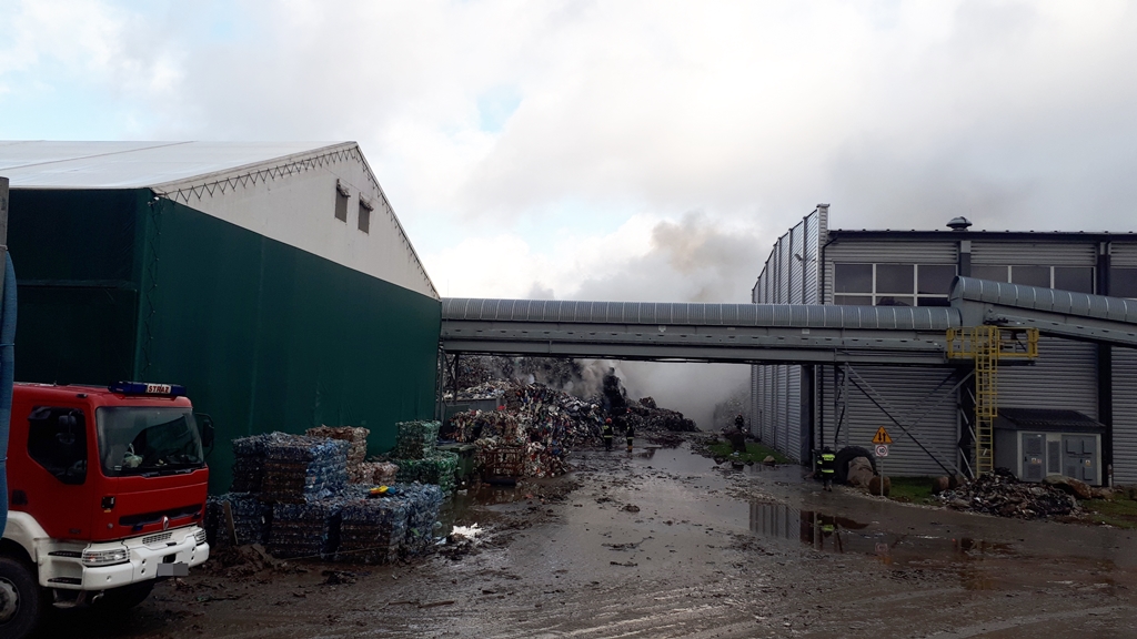 Dym na składowisku odpadów w Studziankach – zakończyły się działania strażaków