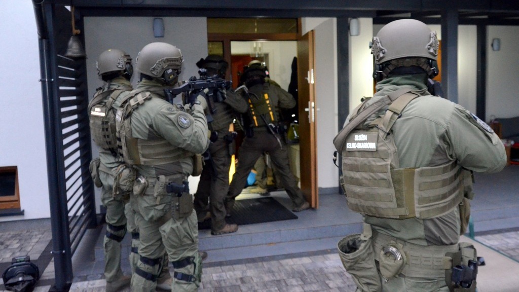 Rozbito grupę przestępczą podejrzaną m.in. o fałszowanie faktur za towary z Azji