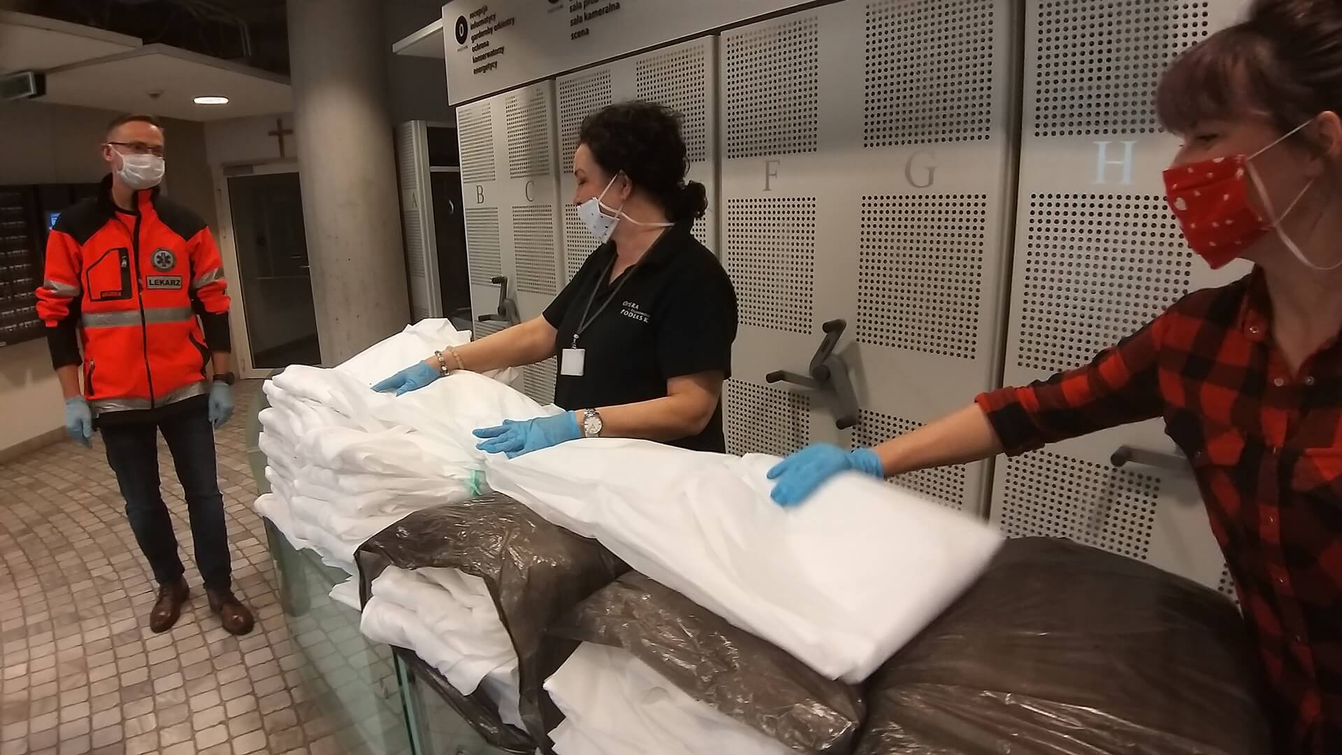 Do pogotowia ratunkowego w Białymstoku trafiły kombinezony - uszyto je w pracowni OiFP