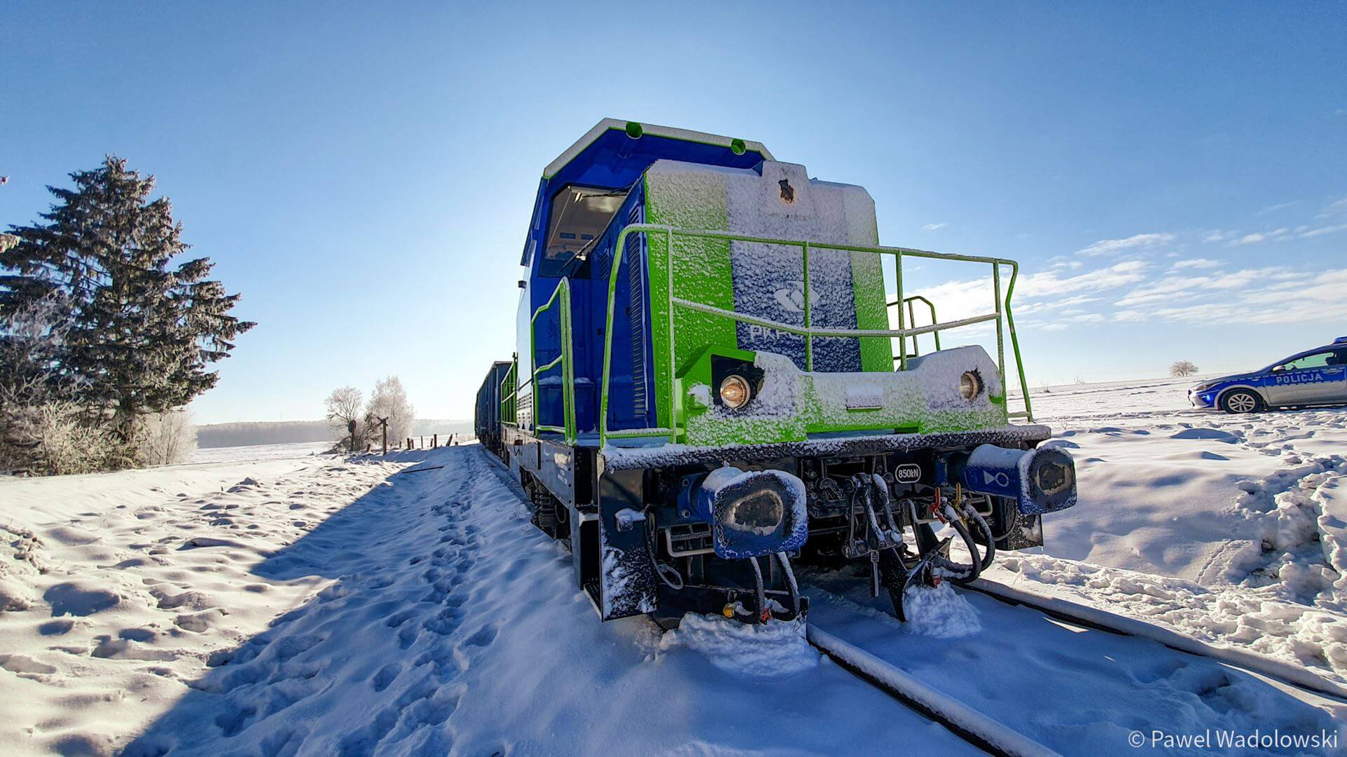 Pod Łomżą wykoleiła się lokomotywa [zdjęcia]