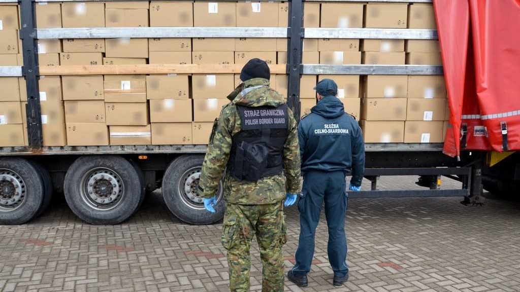 SG i KAS zatrzymały tira z przemytem papierosów wartych ponad 10 mln zł