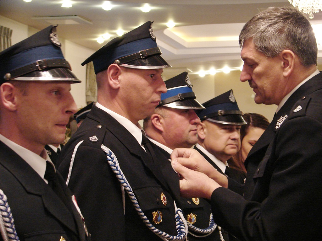 Kilkudziesięciu strażaków ochotników dostało odznaczenia podczas jubileuszu 90-lecia OSP w Starym Laskowcu