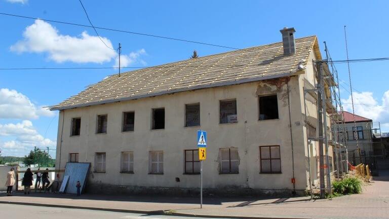 Podczas prac remontowych w dawnej bożnicy w Suchowoli odkryto półkoliste gzymsy i oryginalną cegłę