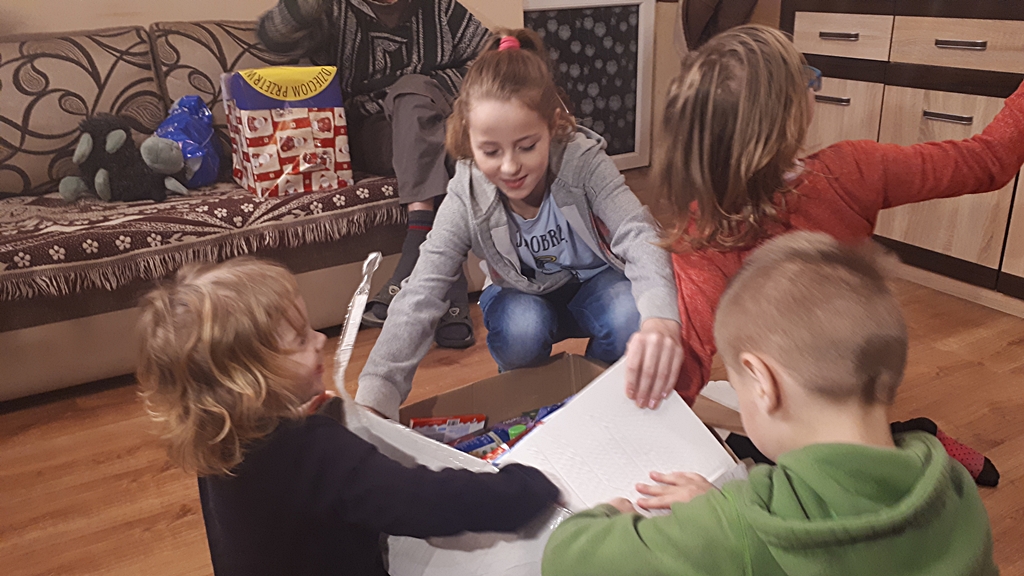 13-osobowa rodzina z m. Ruda otrzymała prezenty w ramach akcji Pomóż Dzieciom Przetrwać Zimę