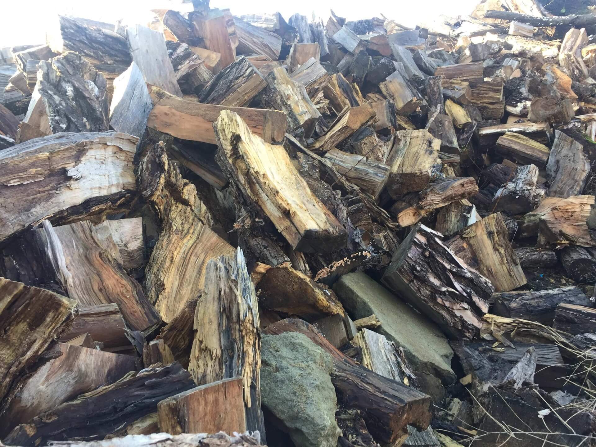 Władze gminy Choroszcz pomagają najbardziej potrzebującym mieszkańcom - dostarczają im darmowy opał