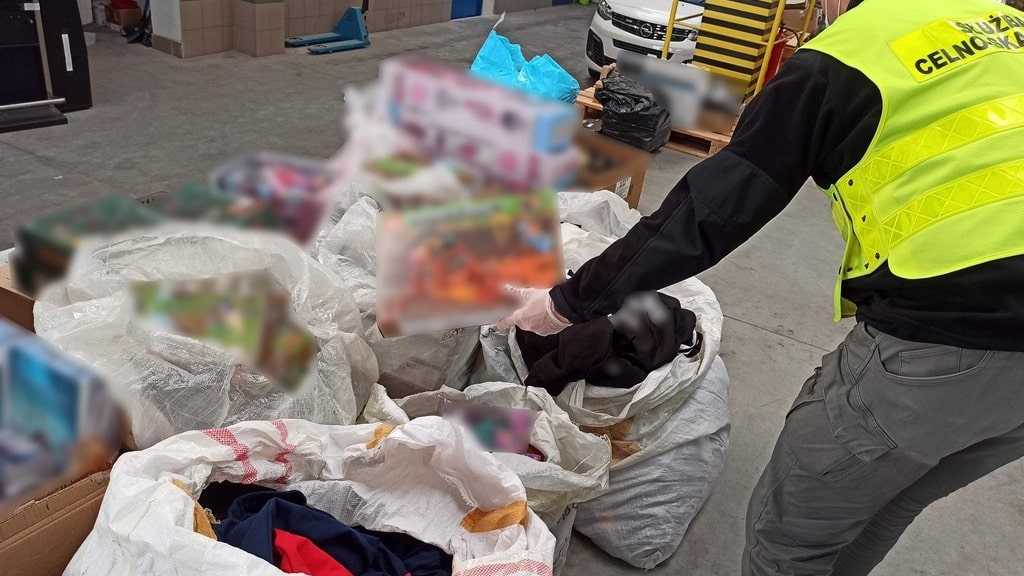 Podlaska KAS zabezpieczyła w Kolnie podrabiane towary