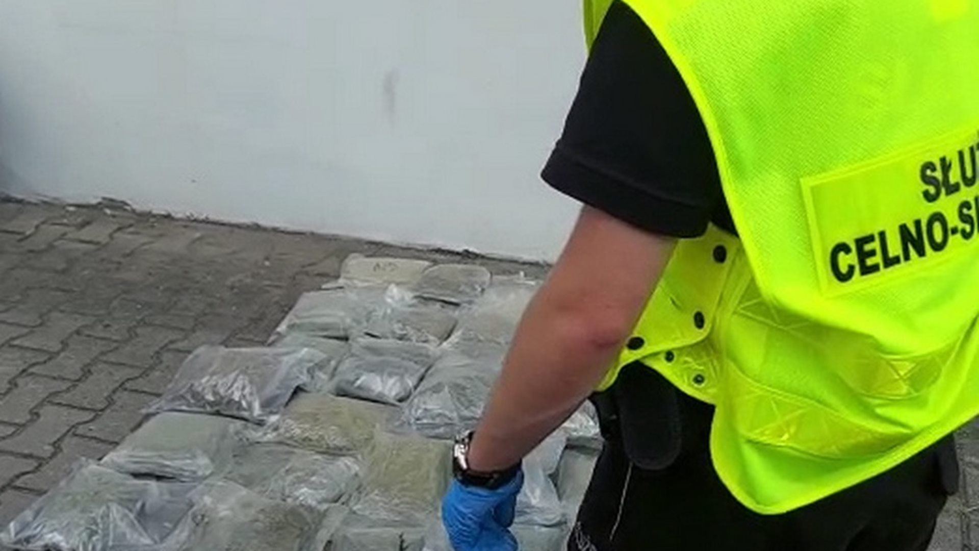 Funkcjonariusze KAS udaremnili przemyt 9 kilogramów marihuany