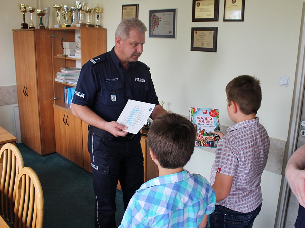 Policjanci nagrodzili dwóch chłopców z Sokółki, którzy pomogli w zatrzymaniu złodzieja