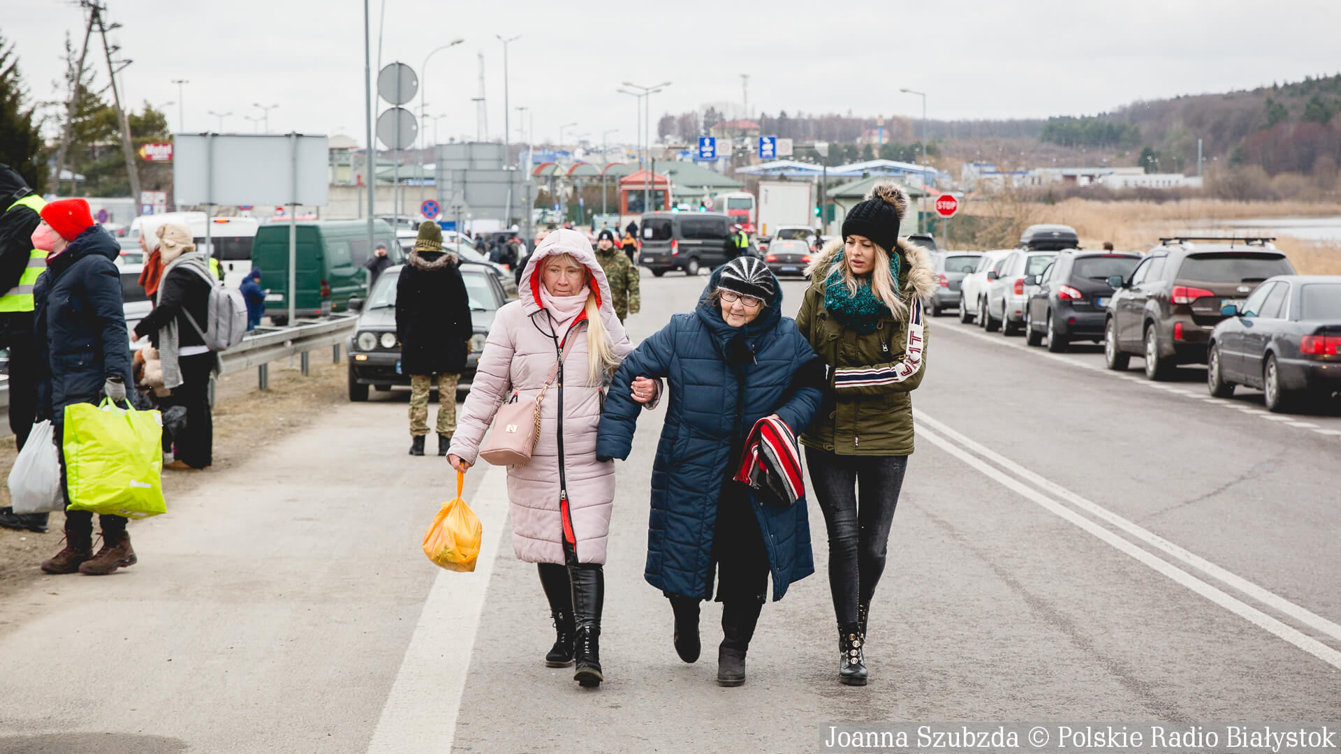 Uchodźcy z Ukrainy docierają do Polski - tak wygląda przejście graniczne w Hrebennem [zdjęcia, wideo]