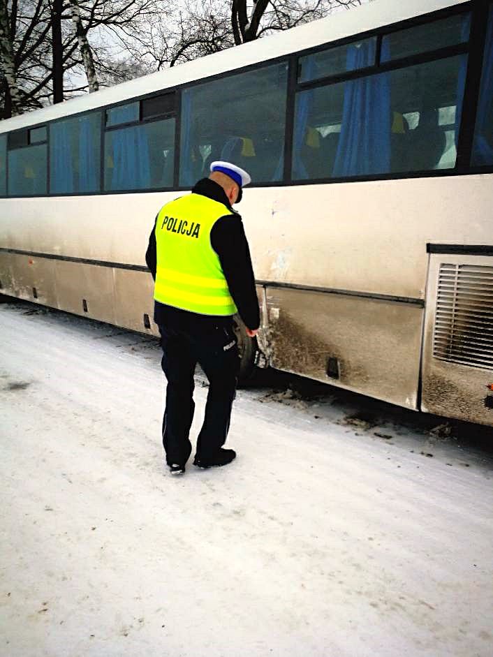 Troje dzieci trafiło do szpitala po zderzeniu autobusu z cysterną