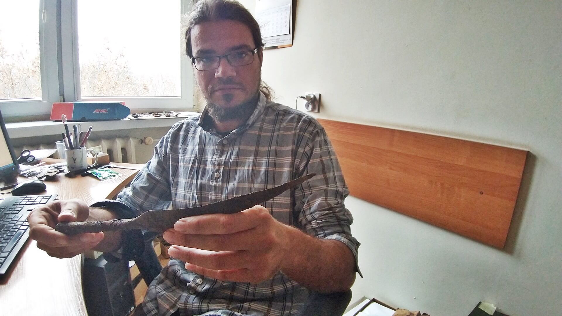 Grot znaleziony w Nadleśnictwie Waliły ma około 1800 lat - potwierdzili to specjaliści