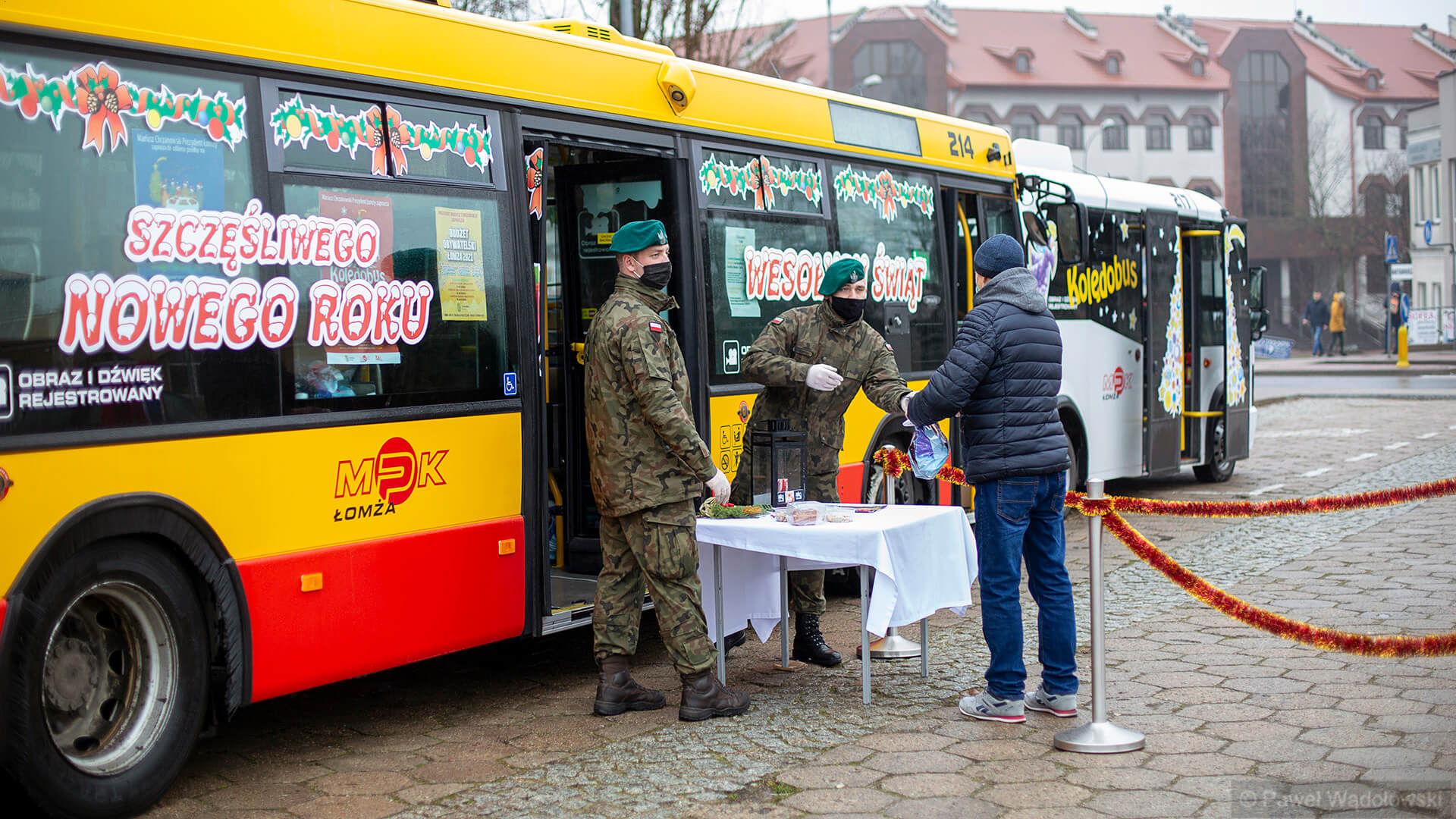 Mieszkańcy Łomży mogli odebrać świąteczne paczki z wigilijnego autobusu [zdjęcia]