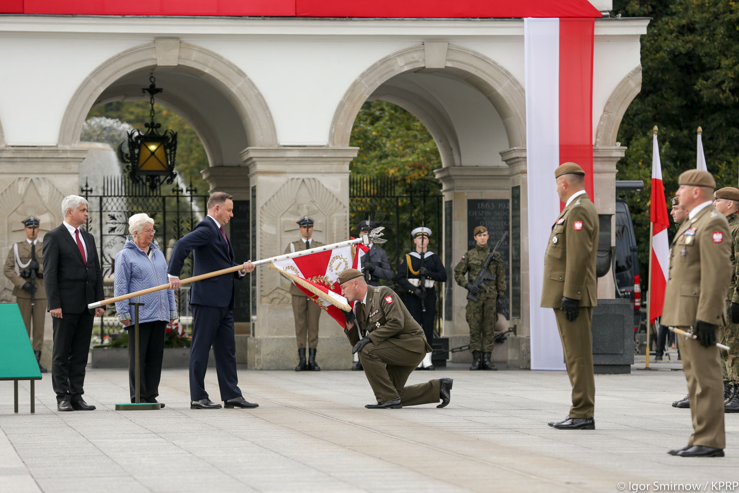 Prezydent Andrzej Duda wręczył sztandar żołnierzom 1. Podlaskiej Brygady Obrony Terytorialnej