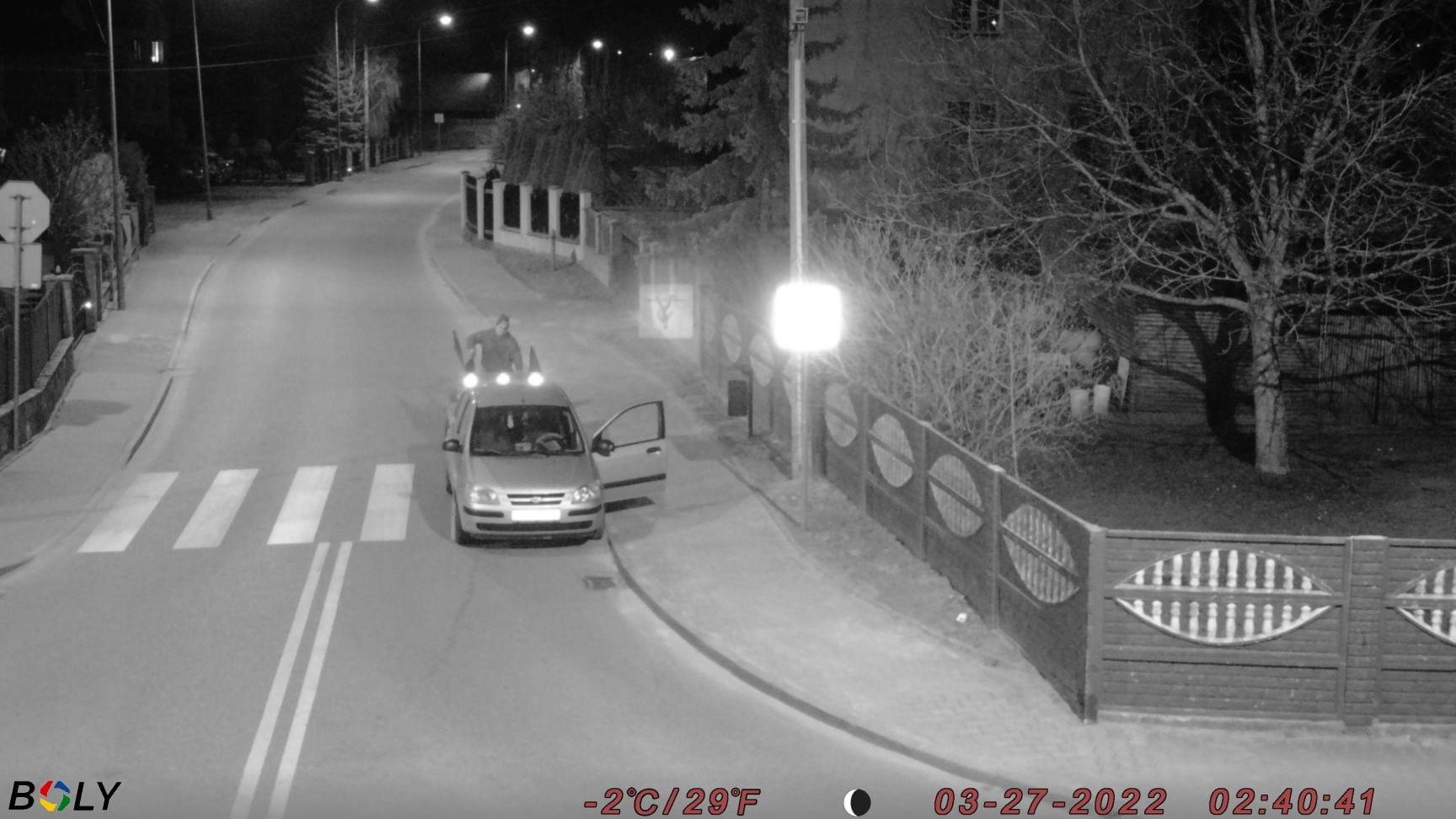 Fotopułapka pomogła zatrzymać mężczyznę, który  wyrzucała śmieci wielkogabarytowe przy ul. Polnej w Łomży