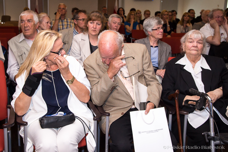 Bliscy ofiar niemieckiej egzekucji dostali osobiste przedmioty znalezione przy ekshumowanych szczątkach [zdjęcia]