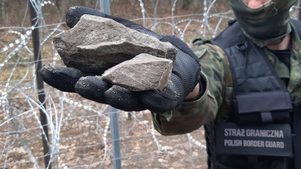 Cudzoziemcy i białoruskie służby rzucali kamieniami w polskie patrole