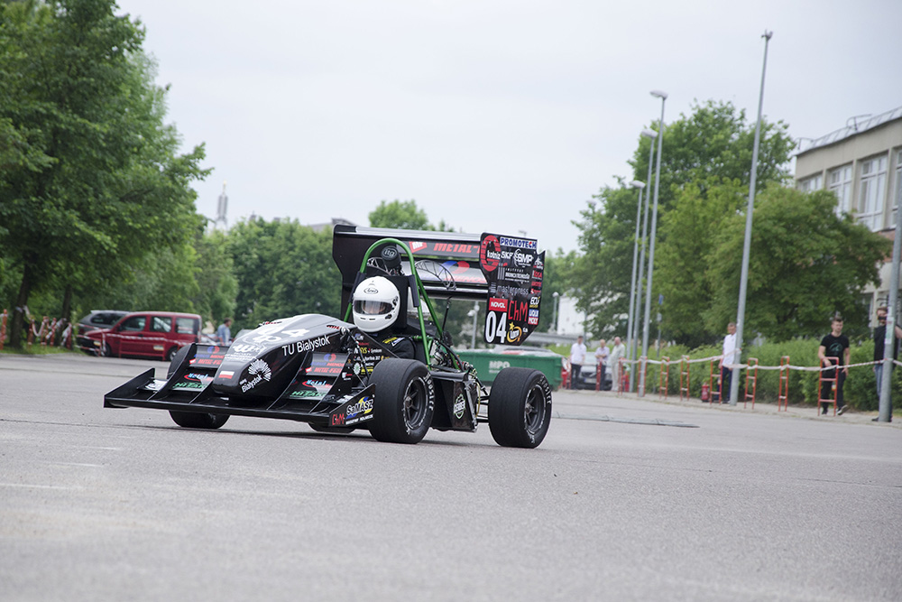 Bolid wyścigowy studentów Politechniki Białostockiej na zawodach Formula Student