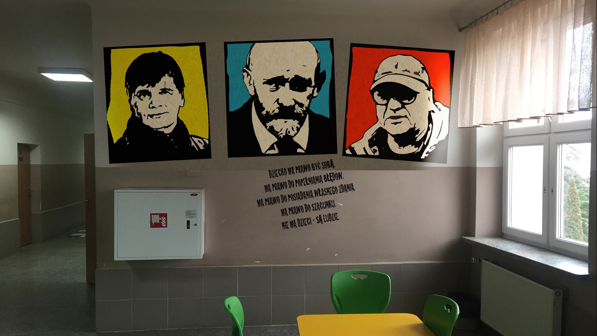 W SP nr 20 w Białymstoku uczniowie z artystą Rafałem Roskowińskim namalowali mural