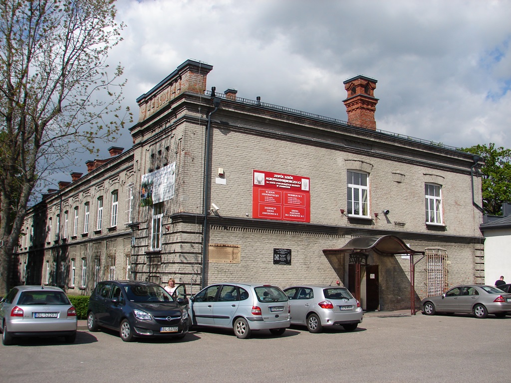 Gaz pieprzowy w szkole w Zambrowie - opóźniona matura, ewakuowano prawie 200 osób