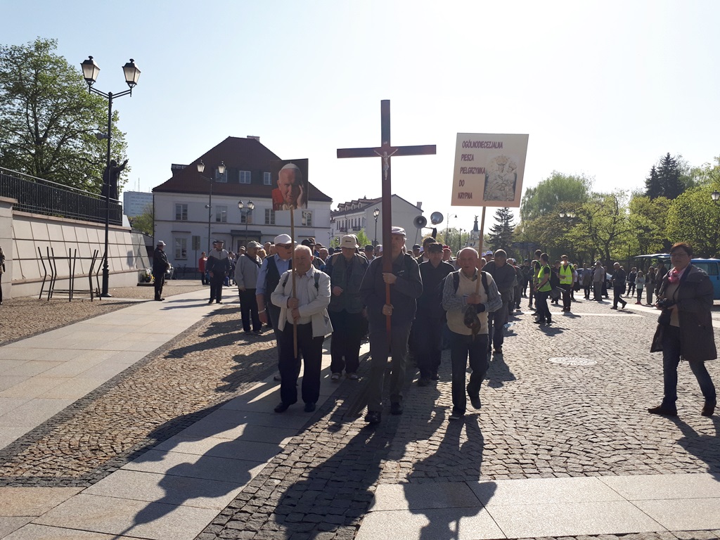 Mężczyźni po raz 25. wyruszyli pieszo do Sanktuarium w Krypnie