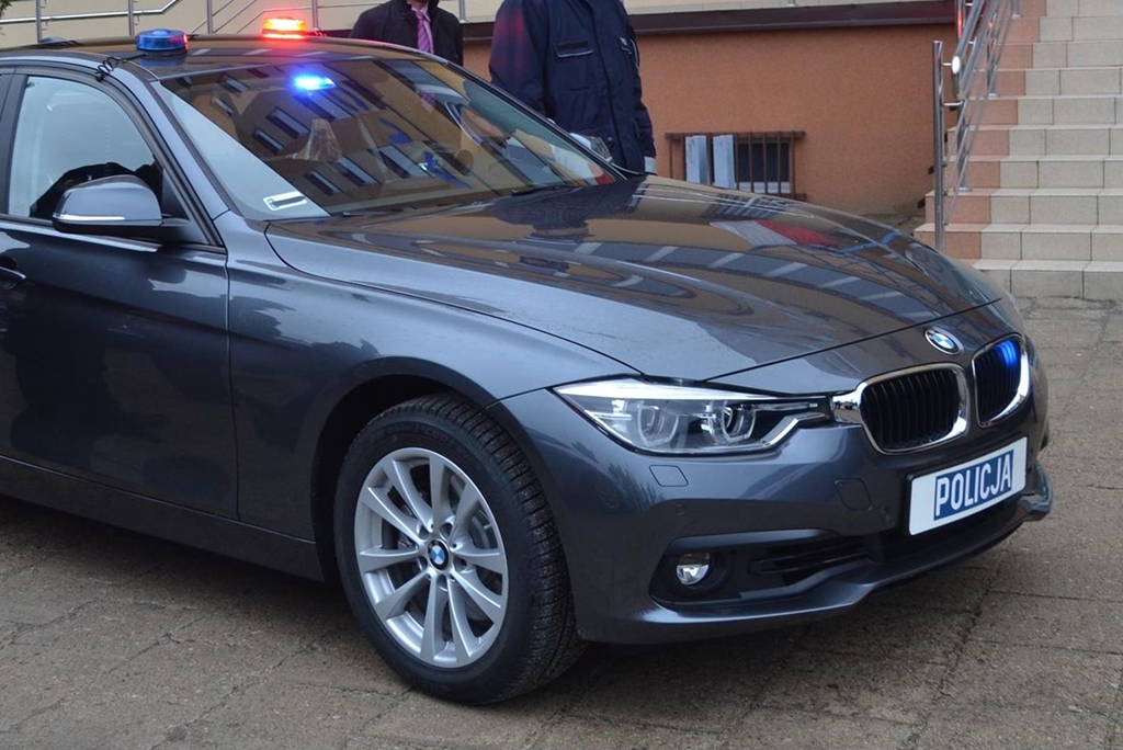 Policjanci z suwalskiej drogówki rozbili nowy radiowóz