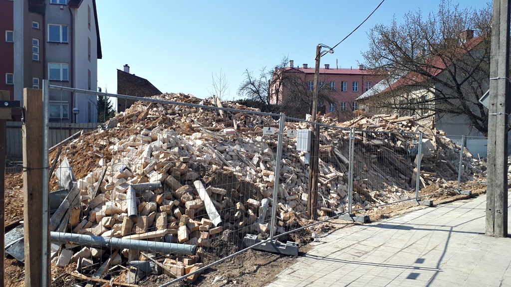 W nocy robotnicy zburzyli zabytkową kamienicę na Bojarach