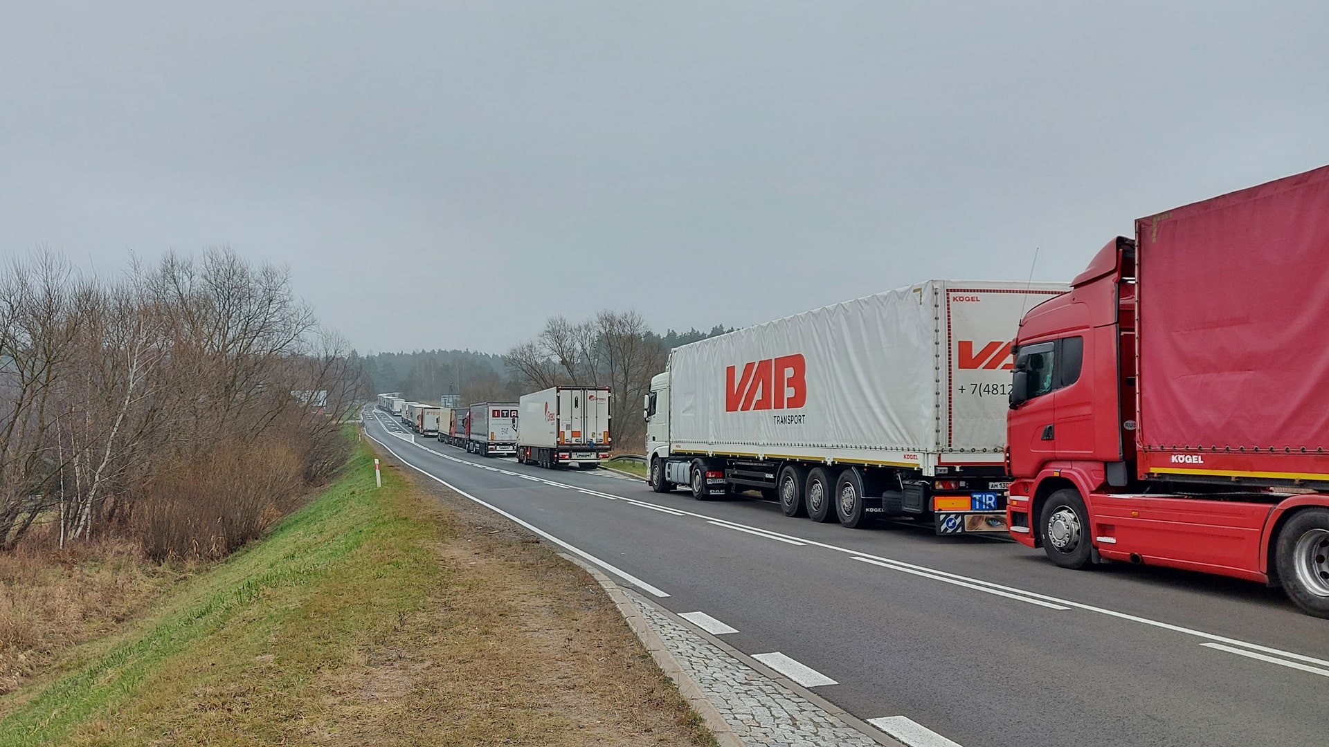 Powoli zmniejsza się kolejka ciężarówek do przejścia granicznego w Bobrownikach