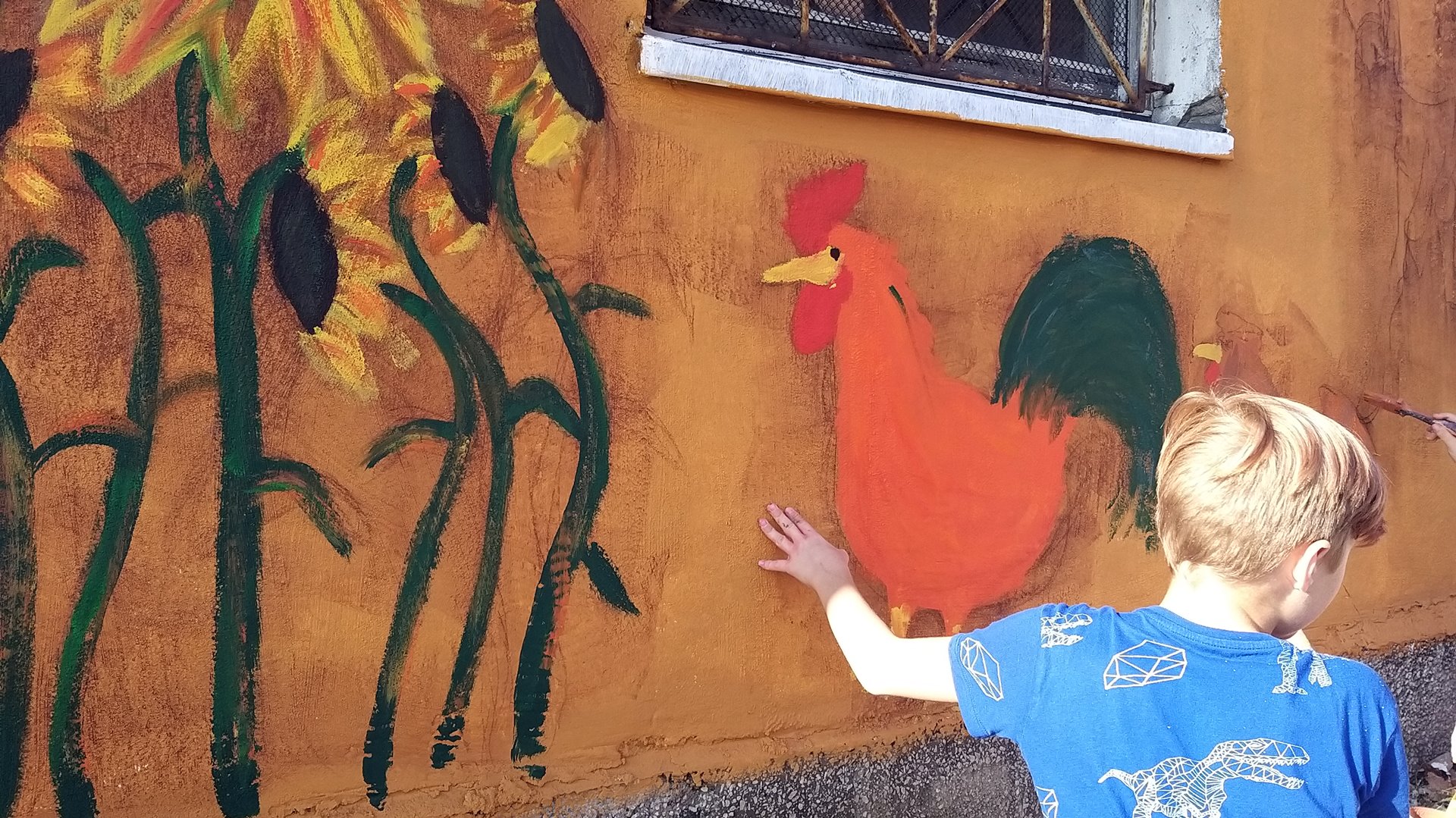 Słoneczniki, malwy, świnki i kury - nowy mural w Białymstoku [zdjęcia]