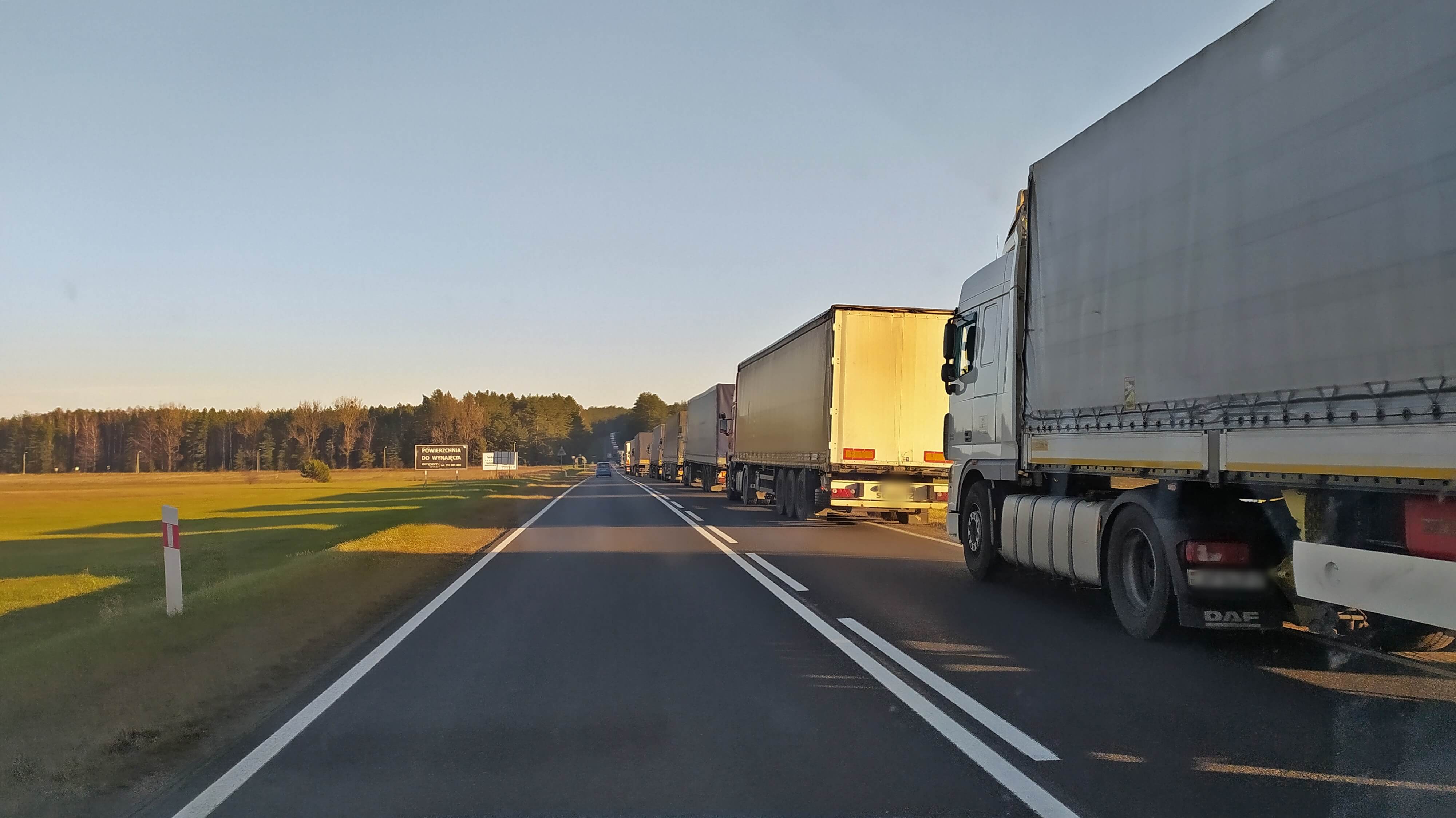 33 godziny czekają kierowcy tirów na odprawę na przejściu z Białorusią w Bobrownikach