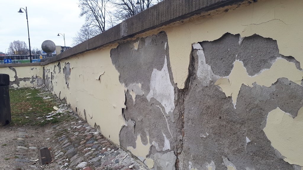 Ogrodzenie przy głównej bramie wjazdowej do Pałacu Branickich jest zniszczone