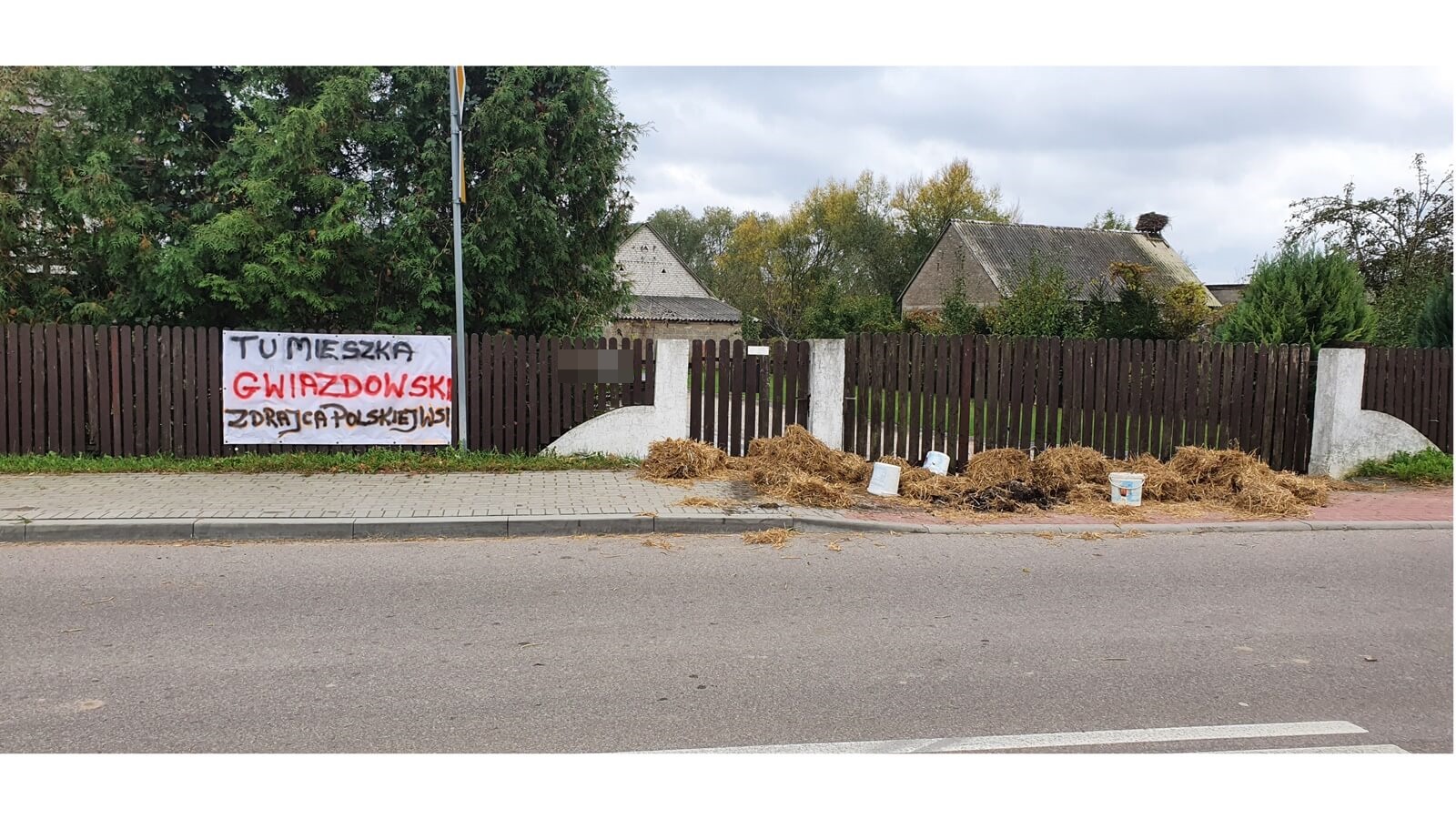 Protest rolników i rozsypany obornik przed posesją posła Kazimierza Gwiazdowskiego