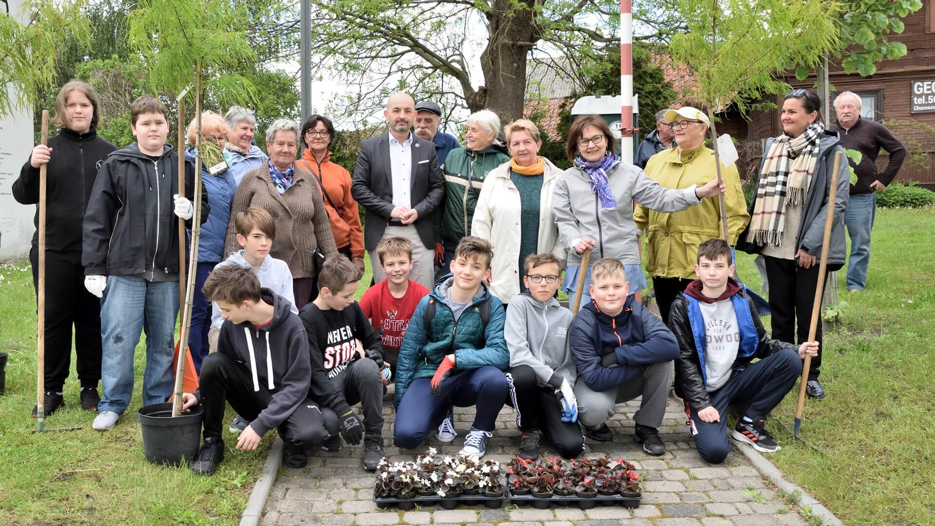 Skwer przy budynku Urzędu Gminy w Choroszczy zyskuje nowy wygląd