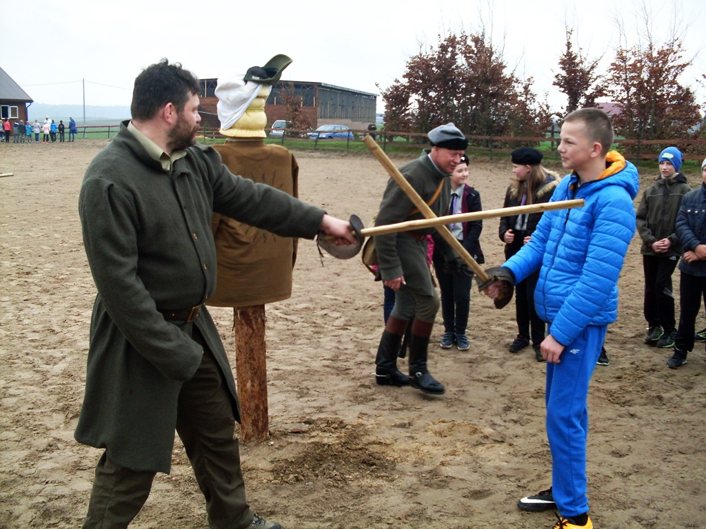 Leśnicy zorganizowali żywą lekcję historii dla uczniów w Augustowie