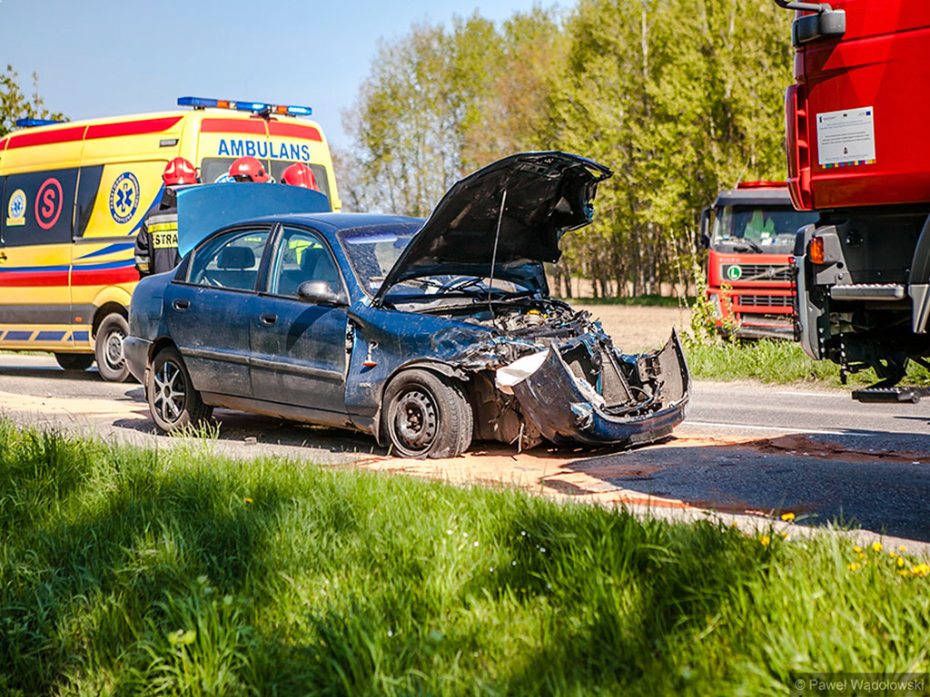 Wypadek na drodze między Łomżą a Nowogrodem - 2 osoby ranne