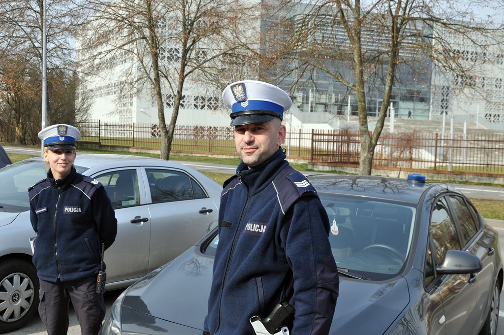 Policjanci pilotowali do szpitala samochód z rodzącą kobietą