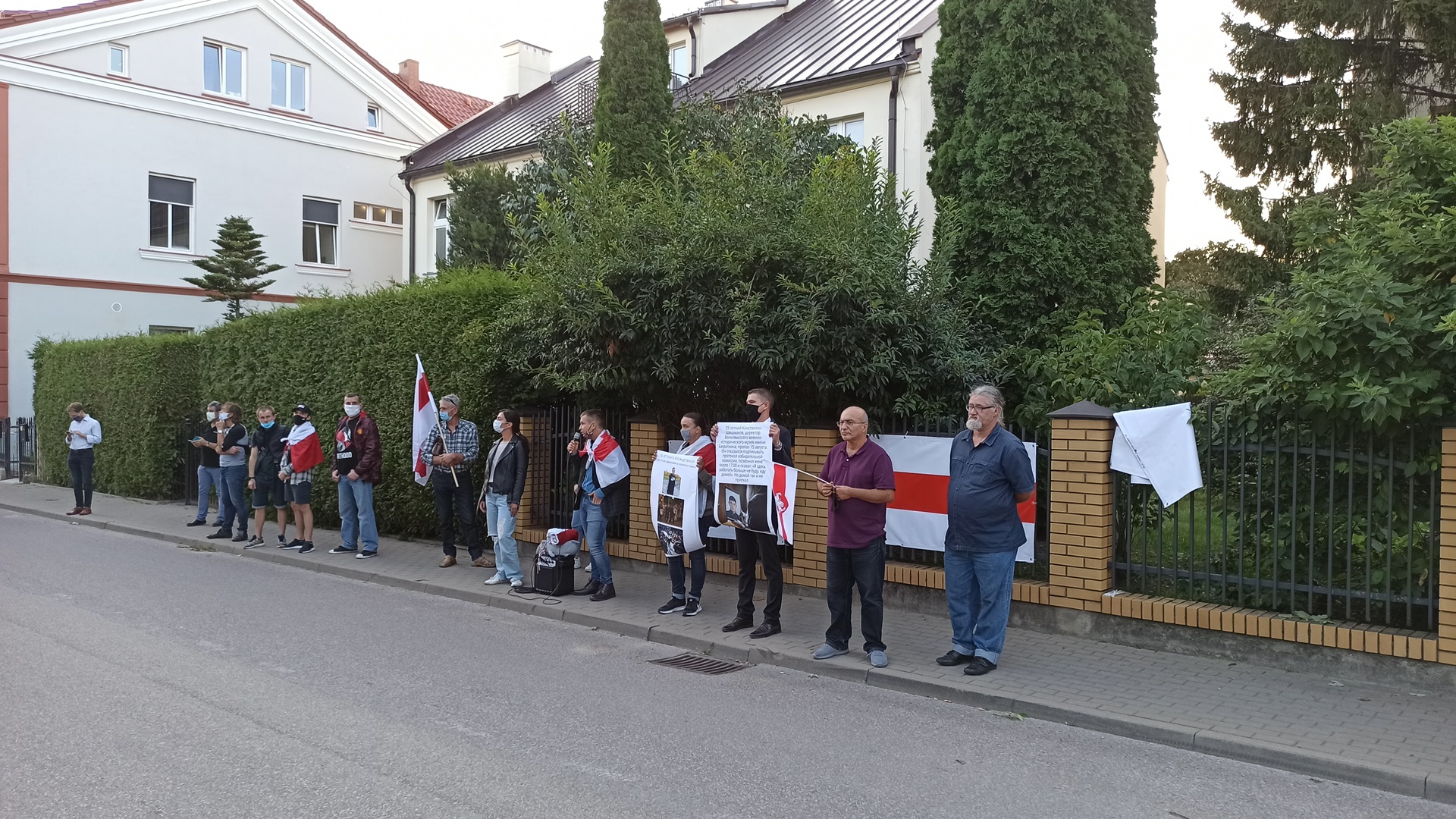 Białorusini mieszkający w Białymstoku manifestowali przed konsulatem