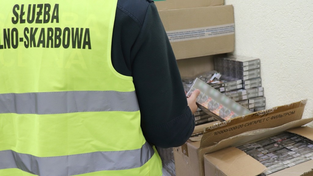 Przemyt papierosów z Białorusi w ładunku granulatu - funkcjonariusze KAS zabezpieczyli 10 tys. paczek