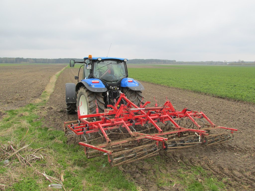 Przymrozki, podmokłe działki, trudności z nawożeniem i ochroną plantacji podlaskich rolników