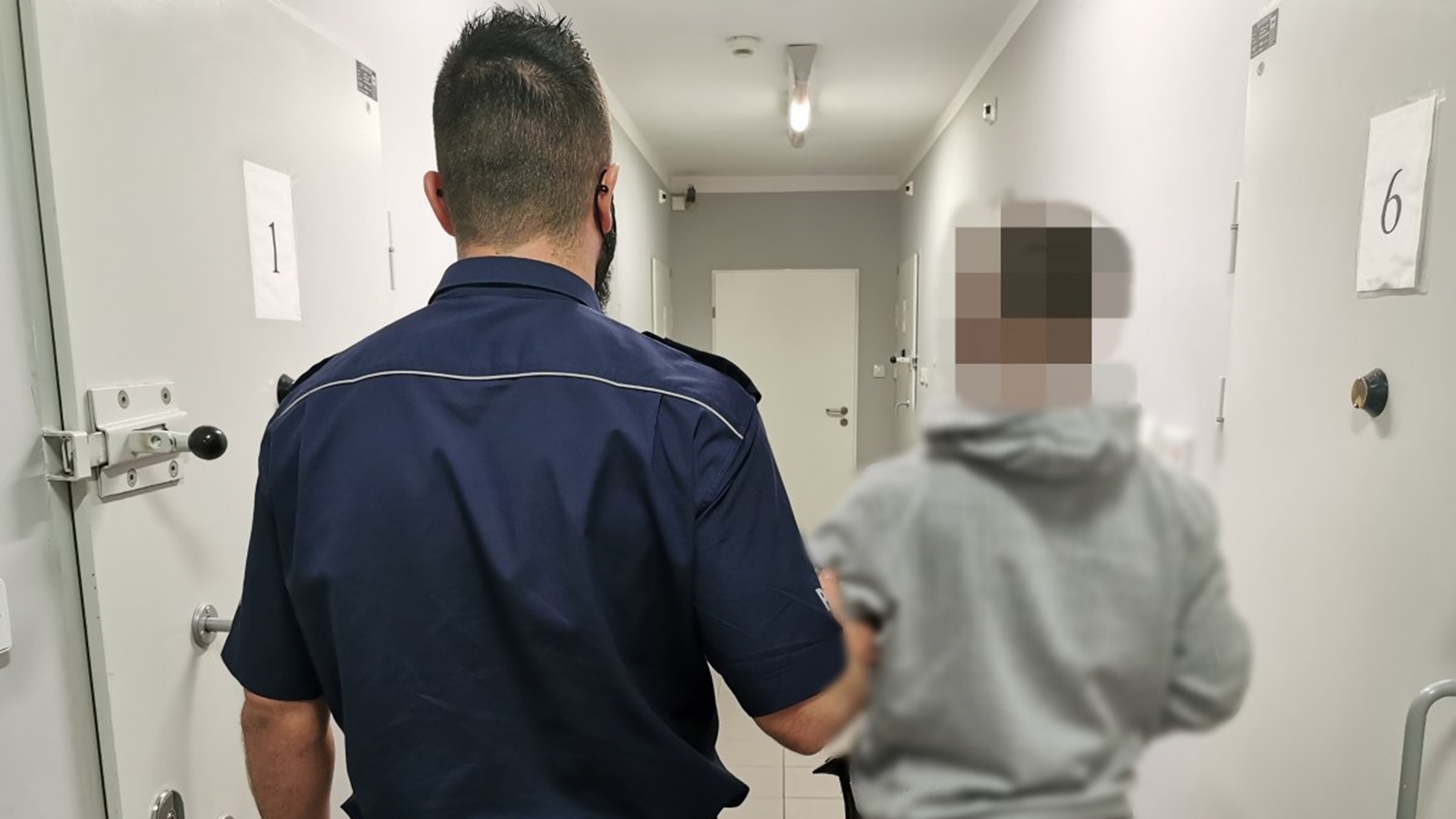 Łomża: dwóch mężczyzn ukradło sklepowe regały