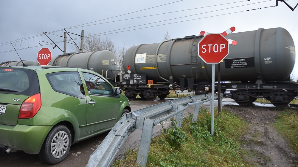 Kolejarze przypominają, jak zachować się na przejazdach kolejowo-drogowych